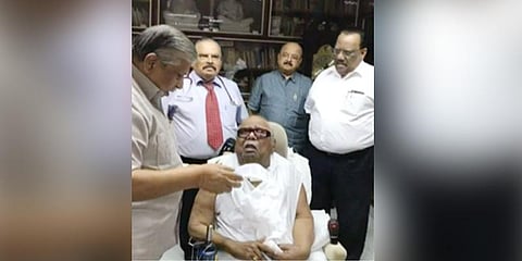 கருணாநிதியிடம் வாசித்துக் காட்டப்பட்ட சோனியாவின் வாழ்த்து மடல்