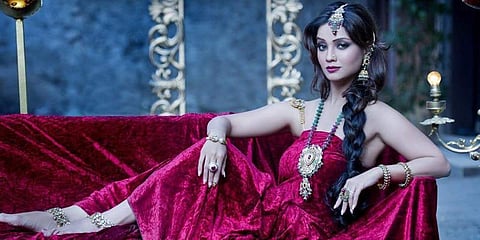 நாகினி நடிகை மருத்துவமனையில் அனுமதி