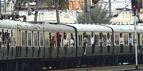 செல்போன், ஹெட்போனால் அதிகரிக்கும் விபத்துகள்!