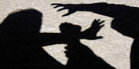 மருமகள் மீது பாலியல் வன்முறை நடத்திய கணவனை சுட்டுக்கொன்ற மனைவி