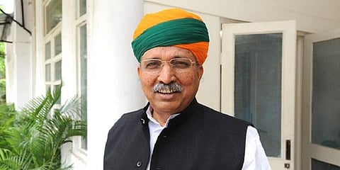 சிக்னல் கிடைக்கலை பாஸ்: மரத்தில் ஏறிய மத்திய அமைச்சர்