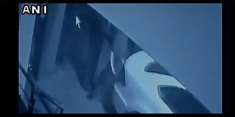 காரை முட்டித் தள்ளிய காட்டு யானை!