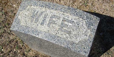 புதைச்சாங்களா, எரிச்சாங்களா? உதாரணத்துக்கு வந்த ஜெயலலிதா!