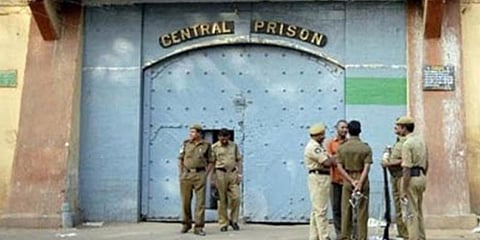 கைதிகள் நடத்தும் பெட்ரோல் பங்க்.... லாபம் ரூ. 4 கோடி