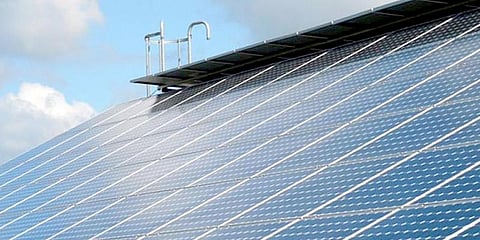 அசத்துறாங்களே... சுங்கச்சாவடி மீது சோலார் பேனல்!