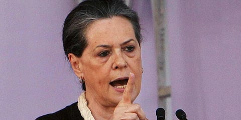 பழங்காலம் நோக்கி மத்திய அரசு செல்கிறது: மோடி மீது சோனியா குற்றச்சாட்டு