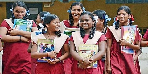 தமிழகத்தில் பள்ளிகள் திறப்பு: மாணவர்கள் உற்சாகம்