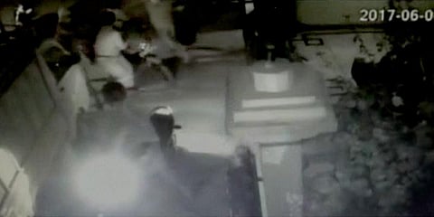 வீட்டு வாசலிலேயே தொழிலதிபருடன் குடும்பத்தினர் கொலை: அதிர்ச்சியளிக்கும் வீடியோ