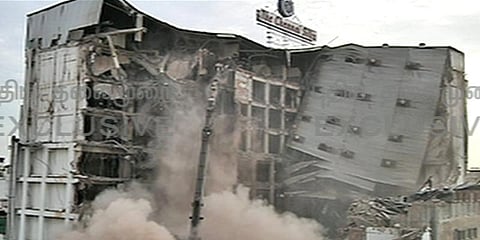 தீக்கிரையான சென்னை சில்க்ஸ் கட்டடத்தின் ஒரு பகுதி இடிந்து விழுந்தது