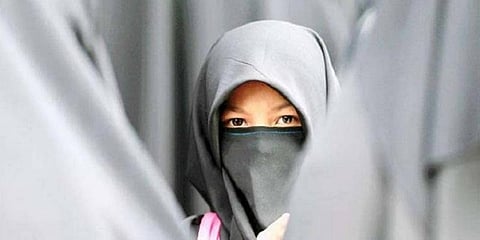 முஸ்லிம் பள்ளி சிறுமியின் கையில் கைவிலங்கு பூட்டிய கொடுமை!