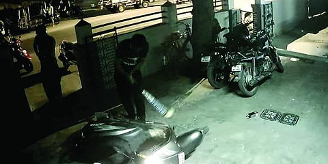 வீட்டு வாசலில் வக்கீலுக்கு சரமாரி வெட்டு: சிசிடிவி கேமராவில் அதிர்ச்சி!