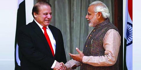 பாகிஸ்தான் பிரதமர் நவாஸ் ஷெரிப்பிடம் நலம் விசாரித்த மோடி