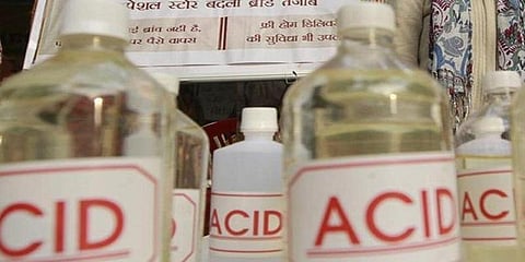 மீட் பண்ண மாட்டியா? கள்ளக்காதலன் மீது ஆசிட் வீசிய பெண்!