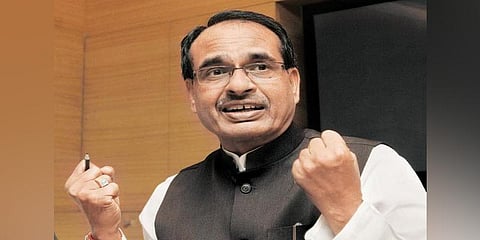 காவல்துறை துப்பாக்கி சூடு: அமைதி திரும்ப உண்ணாவிரதம் உட்கார்ந்த முதலமைச்சர்