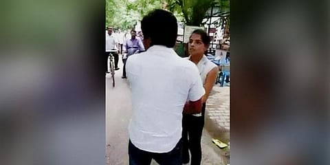 கிண்டல் செய்தவரை வெளுத்து வாங்கிய பெண்