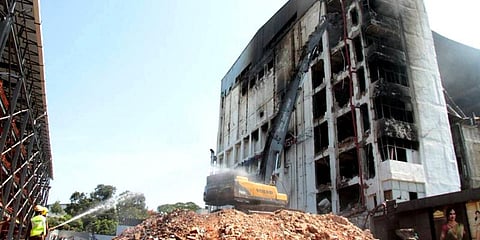 தொழிலாளி உயிரிழப்பு: சென்னை சில்க்ஸ் கட்டட இடிப்புப் பணி நிறுத்தம்