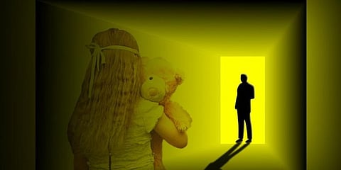 ஆபாச வீடியோ பார்க்கச் சொன்ன ஆசிரியரை தேடுகிறது போலீஸ்