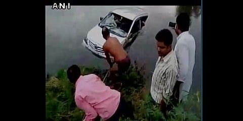 கார் -பஸ் விபத்து: 18 பேர் பலி