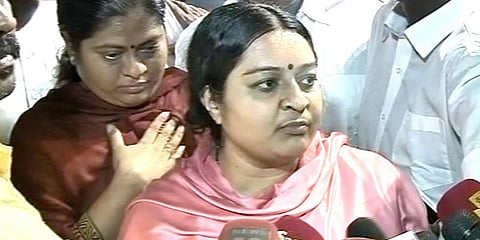 போயஸ் கார்டனில் தீபா: போலீஸ் குவிப்பு