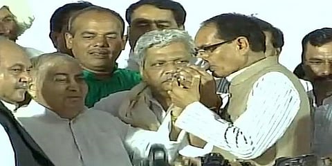 28 மணி நேர உண்ணாவிரதத்தை முடித்துக் கொண்டார் ம.பி. முதல்வர்