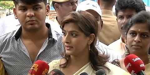 எடப்பாடியை சந்தித்தார் நடிகை வரலட்சுமி!