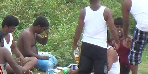 திறந்த வெளியில் மது: குற்றாலத்தில் பயணிகள் புகார்