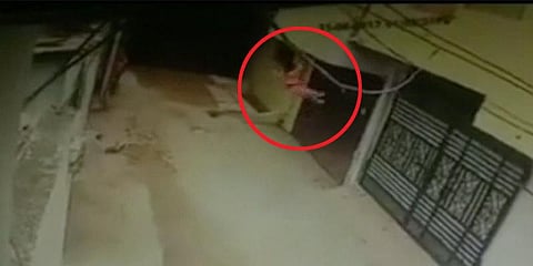 "3வது மாடியிலிருந்து தூக்கி எறியப்பட்ட கைக்குழந்தை.."