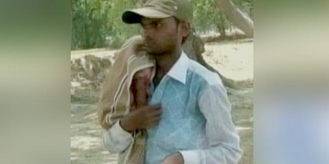 குழந்தையின் உடலை தோளில் சுமந்து சென்ற அவலம்