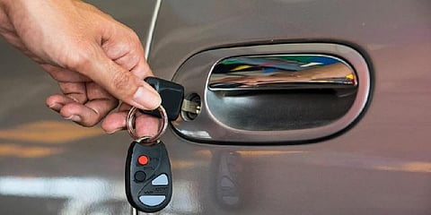 தானாக பூட்டிய கதவு: காருக்குள் மூச்சு முட்டி சிறுமிகள் பலி!