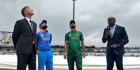 சாம்பியன்ஸ் கோப்பை அரையிறுதி: இந்திய அணி பந்துவீச்சு தேர்வு