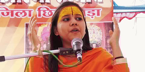 மாட்டுக்கறி உண்பவர்களை நடுத்தெருவில் தூக்கிலிட வேண்டும்: சாக்ஷி சரஸ்வதி