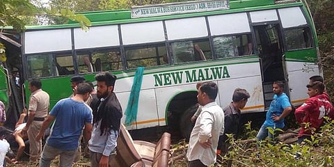 'பக்தர்கள்' சென்ற பேருந்து கவிழ்ந்து விபத்து - 10 பேர் பலி