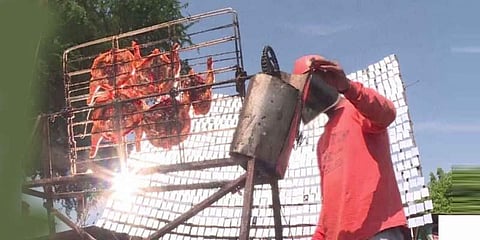 சூரிய ஒளியில் சமைக்கப்படும் சூப்பர் சிக்கன்