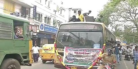 தடையை மீறி ‘பஸ் டே’ கொண்டாடிய மாணவர்கள்