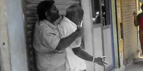 மகளின் செல்போன் எண்ணைக் கேட்டு கத்தியால் மிரட்டப்பட்ட முதியவர்