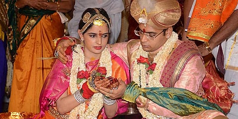 மைசூர் இளவரசி கர்ப்பம்: 400 ஆண்டு சாபம் நீங்கியதா?