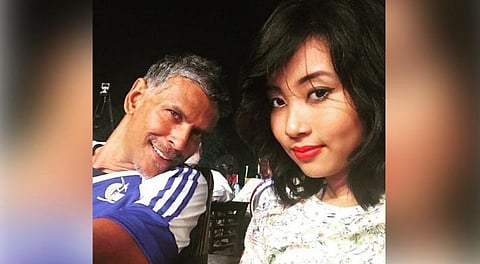 இளம் பெண்ணை காதலிக்கும் 51 வயது வில்லன்!