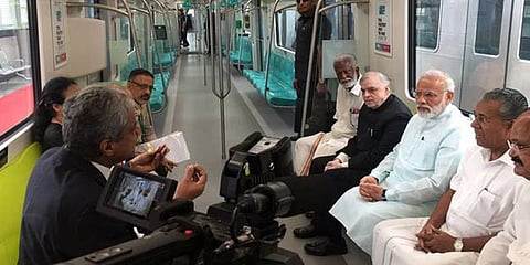 மெட்ரோ ரயிலில் ஒன்றாகப் பயணித்த மோடியும் பினராயி விஜயனும்