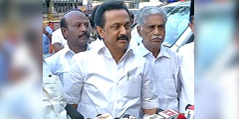 ஆட்சியை உடனடியாக கலைக்க வேண்டும்: ஆளுநரிடம் மு.க.ஸ்டாலின் முறையீடு