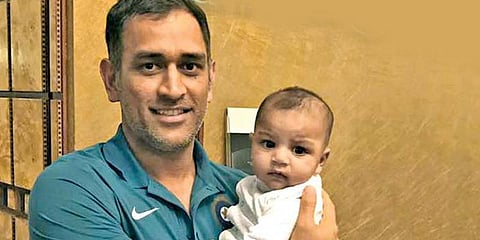 பாக். கேப்டன் மகனுடன் தோனி: வைரலாகும் போட்டோ!