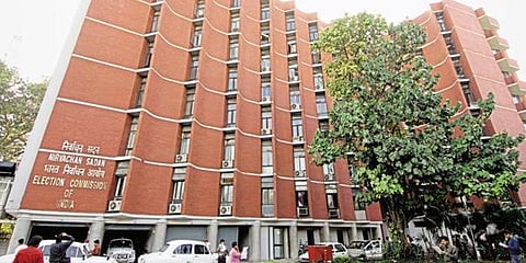 ஆர்.கே.நகர் பணப்பட்டுவாடா: போலீஸில் புகார் தர தேர்தல் ஆணையம் அறிவுரை