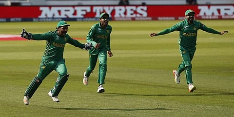 சாம்பியன்ஸ் கோப்பை தொடர்: மீம்ஸ்களால் இணையத்தை தெறிக்க விட்ட நெட்டிசன்கள்