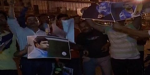 கிரிக்கெட் தோல்வி: இந்திய வீரர்கள் உருவப் பொம்மை எரிப்பு