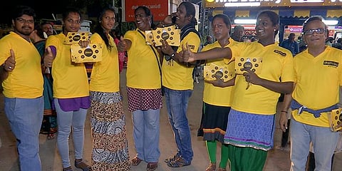 தனியார் நிறுவனத்தை விளம்பரப்படுத்தும் திருநங்கைகள்