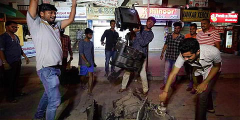 தோல்வியை தாங்காமல் டிவி பெட்டிகளை உடைத்த ரசிகர்கள்