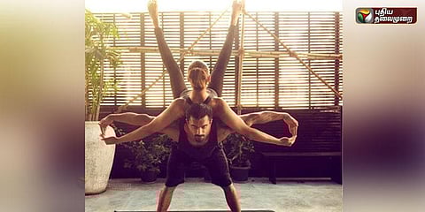 கணவருடன் யோகா பிபாசா பாஷு ஸ்டைல் !