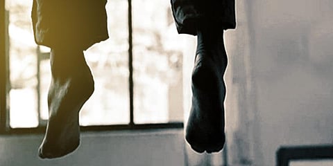 மகளுக்கு பீஸ் கட்ட முடியலையே: கோயிலுக்கு பிரசாதம் தயாரிப்பவர் தற்கொலை!