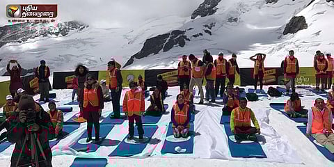 ஆல்ப்ஸ் சிகரத்தில் யோகா