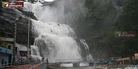 தண்ணீர் வரத்து அதிகரிப்பு: குற்றாலத்தில் குவியுது கூட்டம்