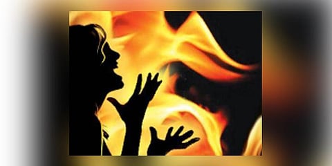 "சம்மதிக்க மறுப்பு...... இளம்பெண்ணை தீயிட்டு கொளுத்திய கொடூரன்"